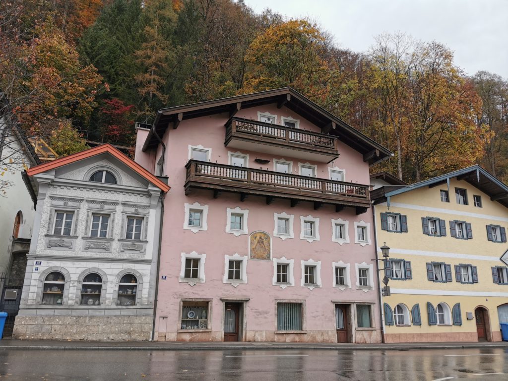 Berchtesgaden bei Regenwetter: Die bunten Häuserfassaden im Nonntal