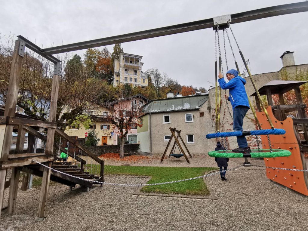 Ausflugsziele Berchtesgaden bei schlechtem Wetter: Spielplatz Berchtesgaden mit Kindern bei Regen - direkt im Ort bei der Bücherei