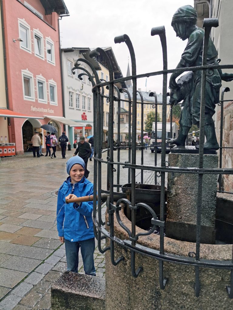  Berchtesgaden mit Kindern bei Regen - cooler Brunen mit Wasserspiel