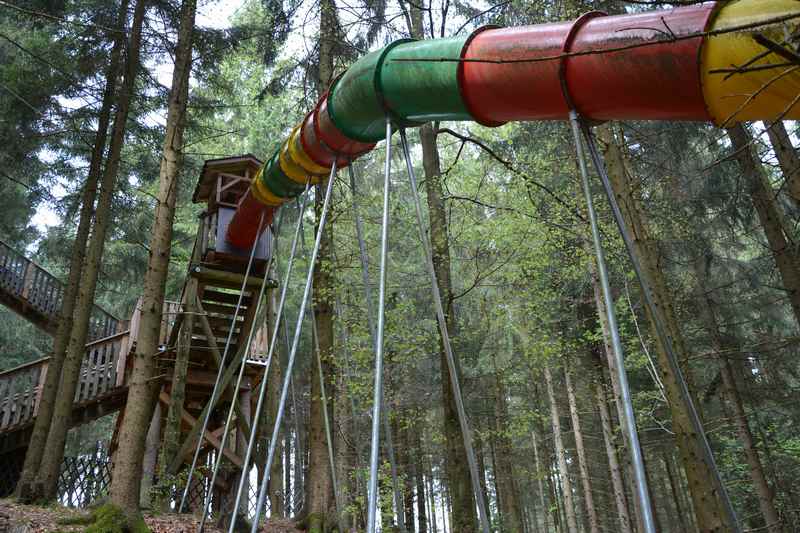 Die 50 Meter lange Rutsche am Baumkronenweg