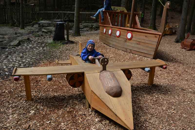 Der Spielplatz am Baumkronenweg mit verschiedenen Holzstationen