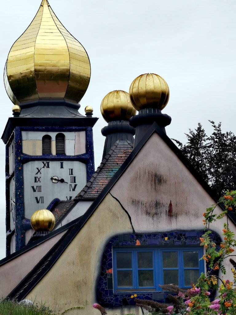 Geheimtipps Österreich und lohnenswert: Die Hundertwasserkirche in der Steiermark