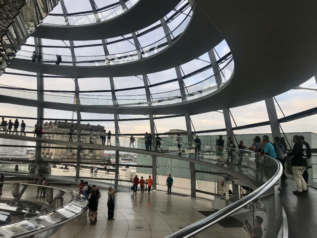 Deutschland Sehenswürdigkeiten: Kostenlos in die Reichstagskuppel in Berlin