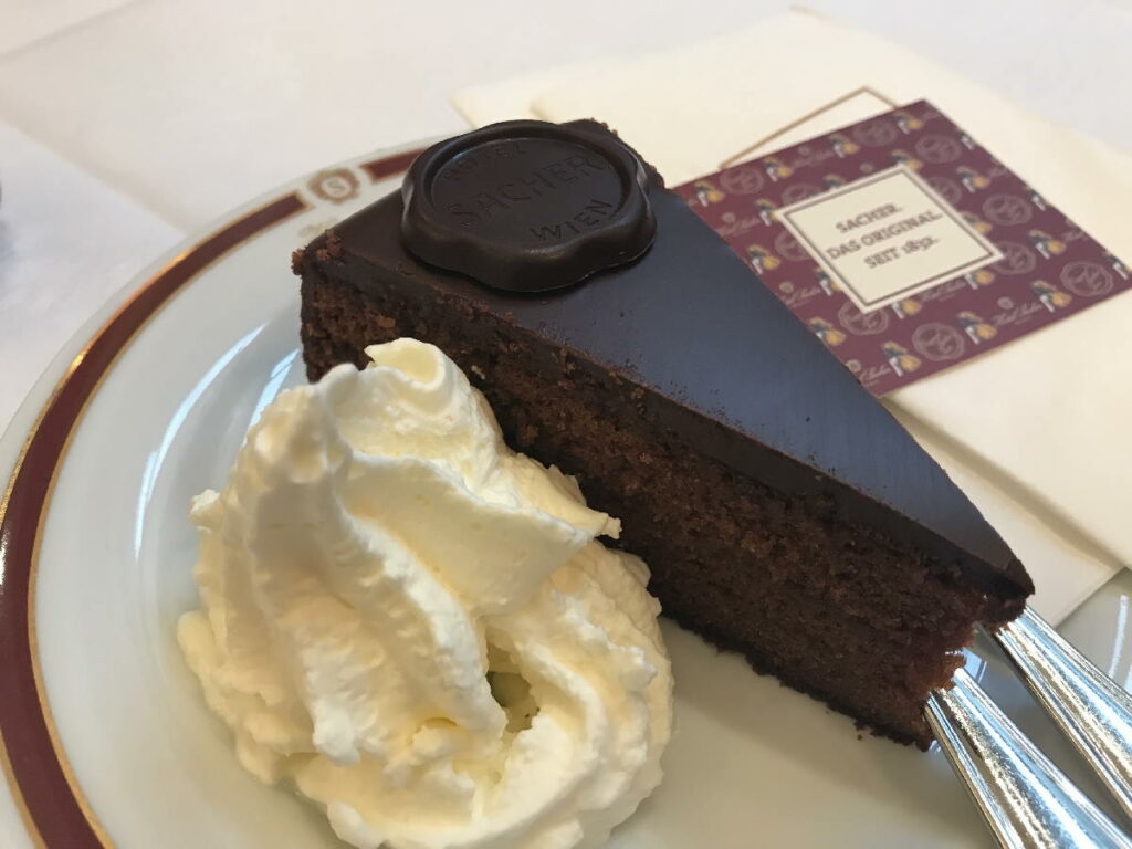 Gehört zu Wien: Die echte Sacher Torte