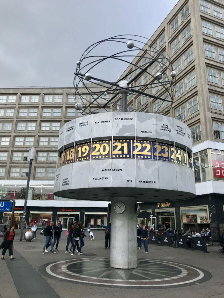 Sehenswürdigkeiten Deutschland - die riesige Weltzeituhr auf dem Alexanderplatz in Berlin