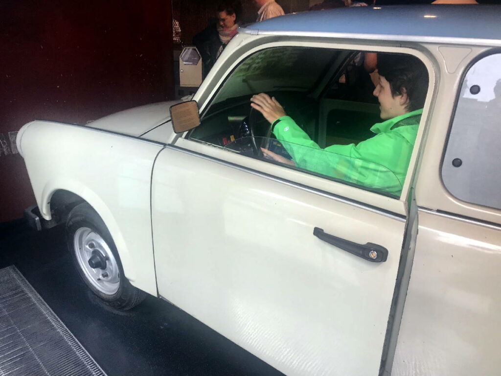 Sehenswürdigkeiten Deutschland - in einem echten Trabbi fahren im DDR Museum in Berlin