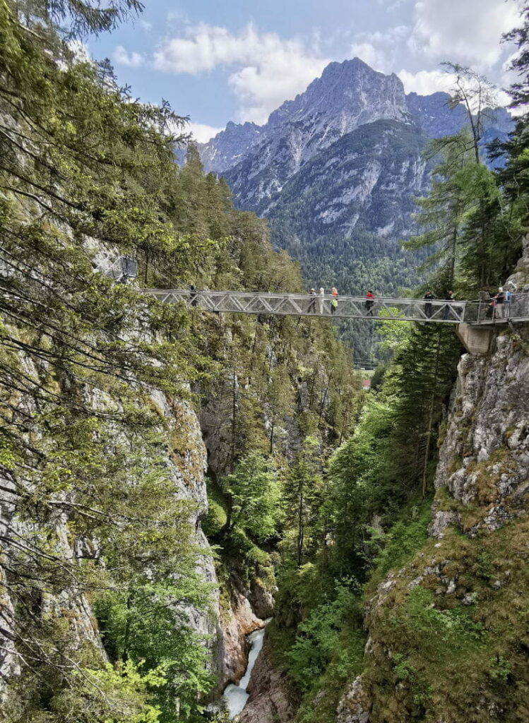 Sehenswürdigkeiten Deutschland - die Leutaschklamm mit dem Karwendel