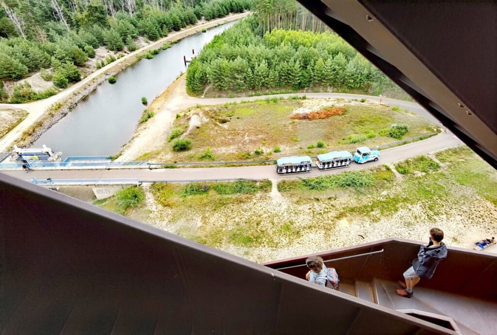 Aussichtsturm Rostiger Nagel mit Blick auf den Kanal, der den Sedlitzer See und Geierswalder See verbindet