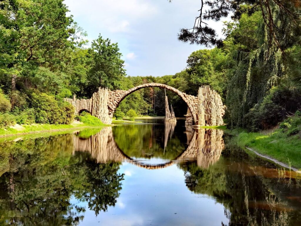 Geheime Deutschland Sehenswürdigkeiten - die Rakotzbrücke mit dem Rakotzsee