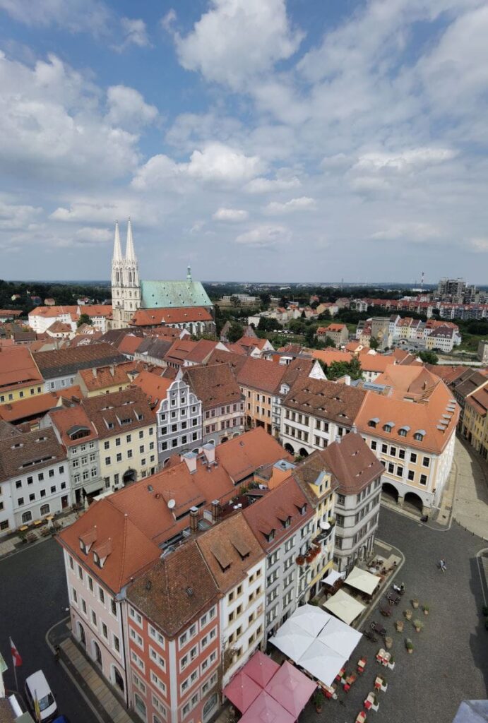 Entdecke mit uns die besten Görlitz Sehenswürdigkeiten - der Blick vom Rathausturm zum Nicolaiturm