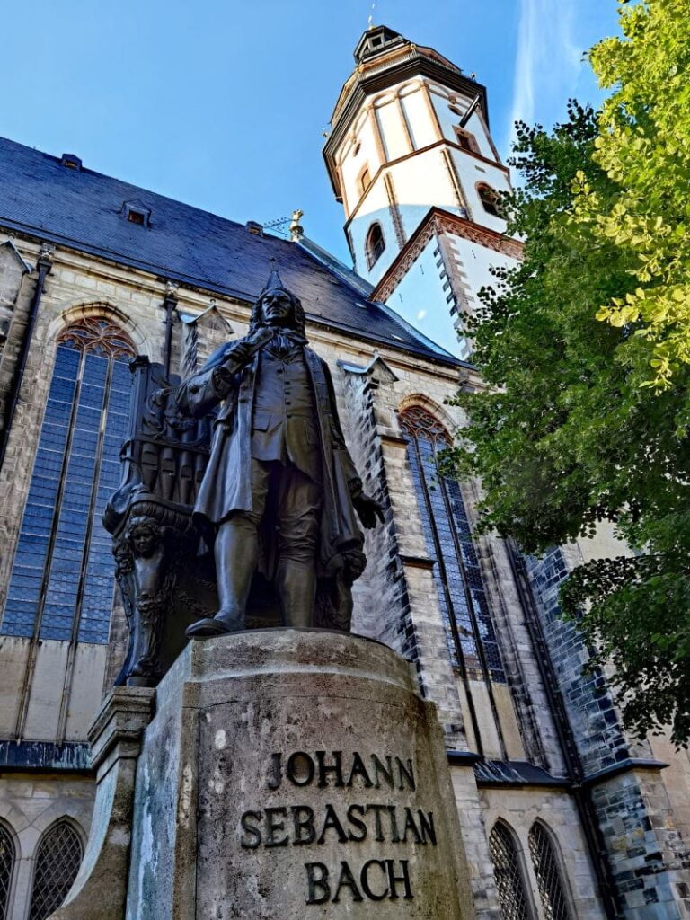 Leipzig Sehenswürdigkeiten - die Thomaskirche mit dem Johann Sebastian Bach Denkmal