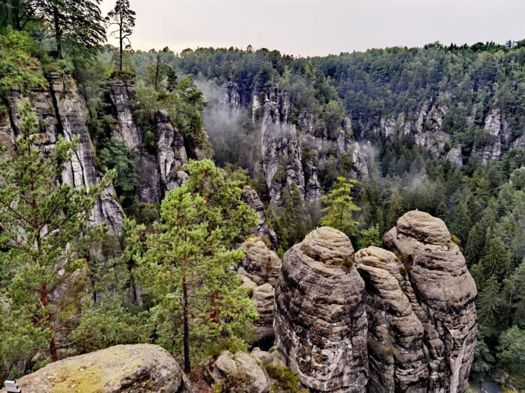 Sächsische Schweiz Sehenswürdigkeiten - entdecke die beeindruckenden Felsen im Elbsandsteingebirge