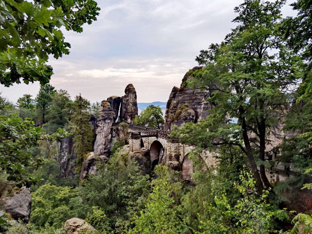 Die meistbesuchte der Sächsische Schweiz Sehenswürdigkeiten - die Bastei mit der Basteibrücke