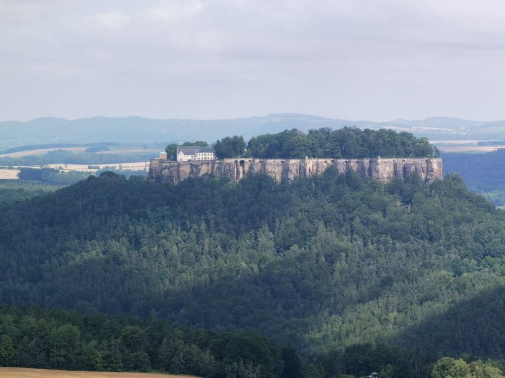 Sächsische Schweiz Sehenswürdigkeiten - so groß ist die das Plateau der Festung Königstein