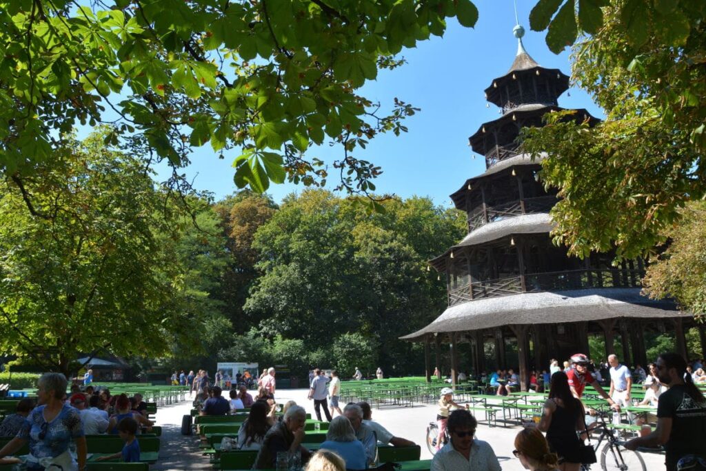Einer der größten Biergärten und eine der bedeutenden München Sehenswürdigkeiten: Chinesischer Turm