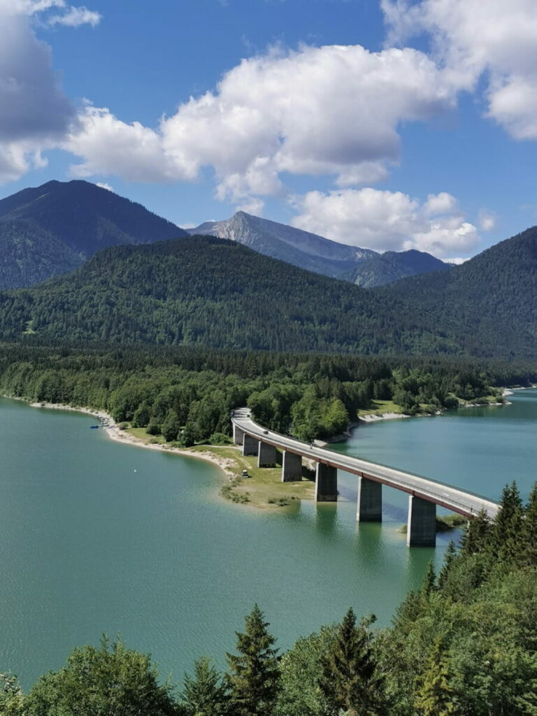 Deutsche Alpenstraße - beeindruckende Panoramastraße in Bayern über die Brücke am Sylvenstein