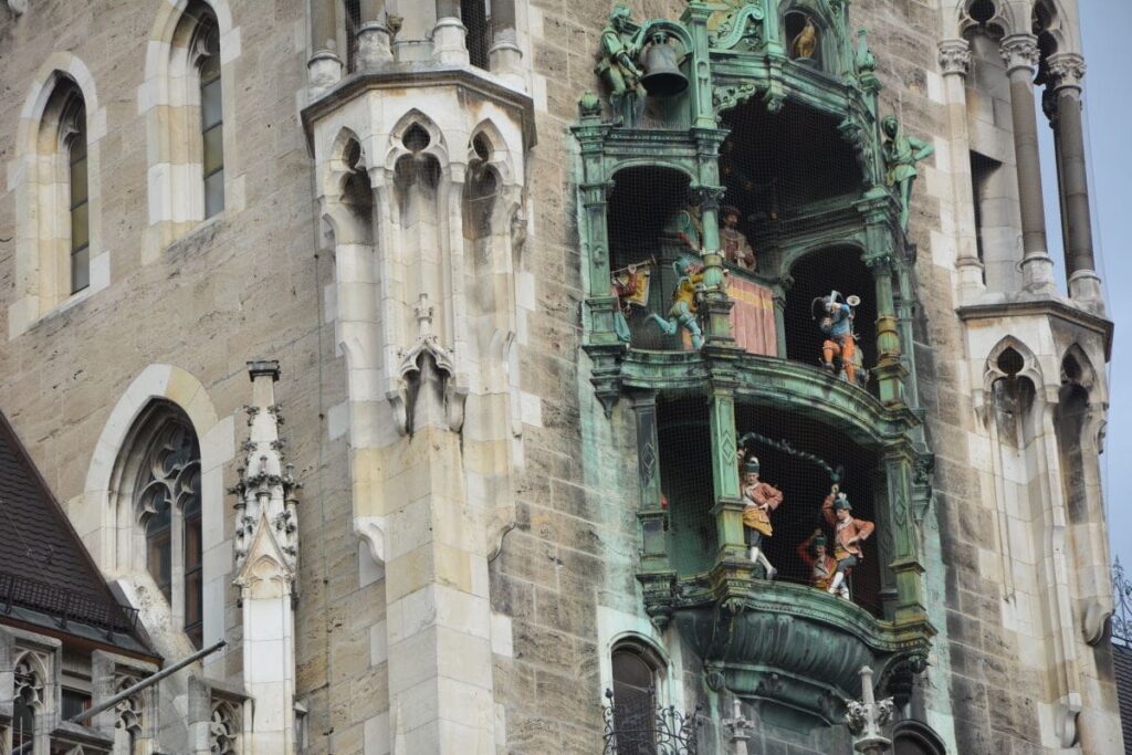 München Sehenswürdigkeiten: Das Glockenspiel beim Rathaus am Marienplatz