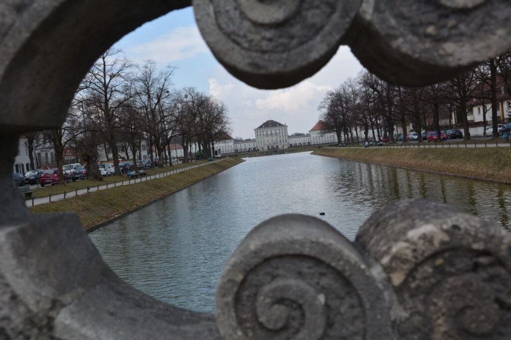Beliebte München Sehenswürdigkeiten: Das Schloss Nymphenburg mit der großen Parkanlage