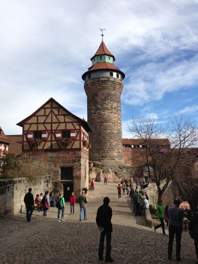 Die Kaiserburg mit dem Turm ist das Wahrzeichen der Stadt und gehört zu den Nürnberg Sehenswürdigkeiten