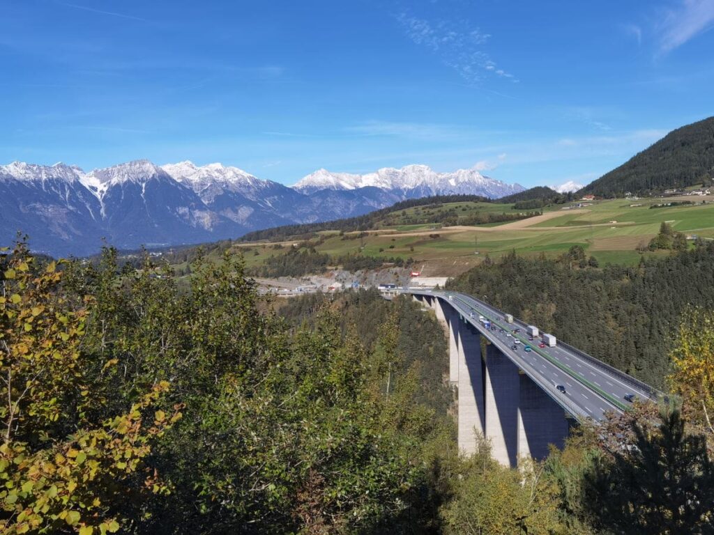 Panoramastraße über den Brenner - die Europabrücke mit Blick zum Karwendel