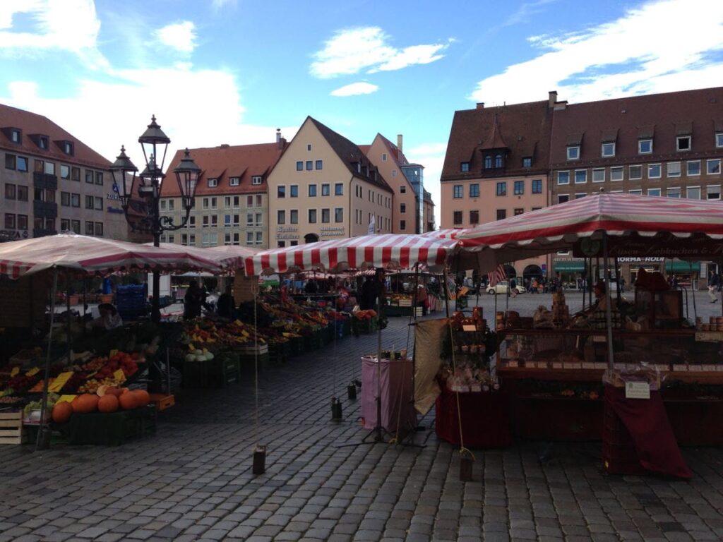 Der Hauptplatz ist heute ein großer Marktplatz und zählt zu den Sehenswürdigkeiten in Nürnberg