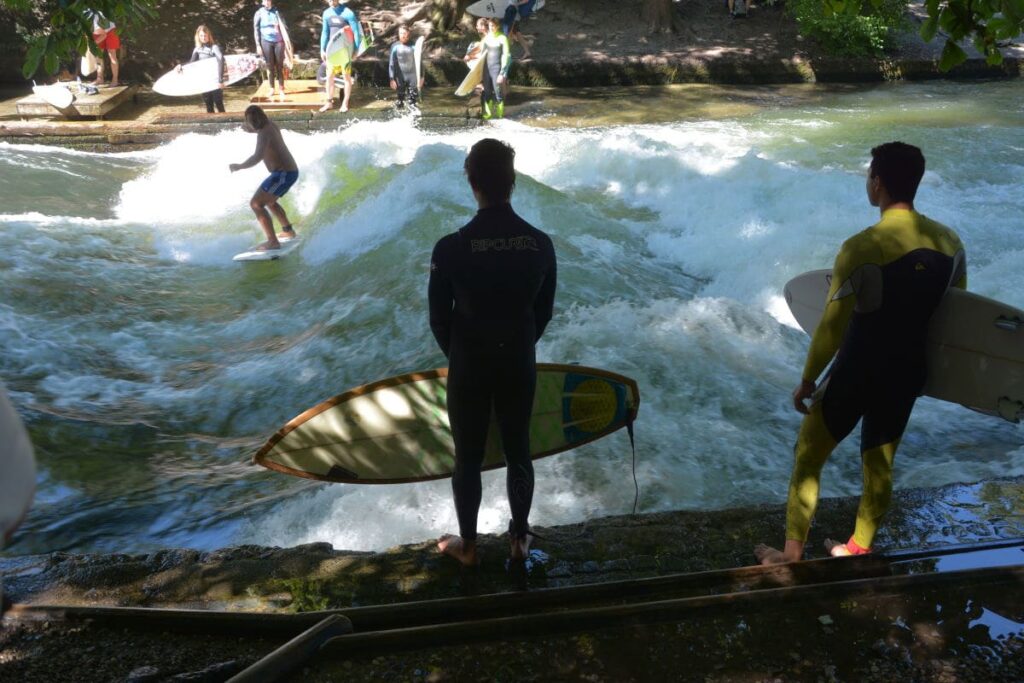 München Sehenswürdigkeiten: Die Surferwelle am Eisbach