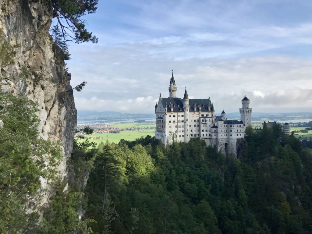 Eine der meistbesuchten Bayern Sehenswürdigkeiten - das Schloss Neuschwanstein nahe Füssen
