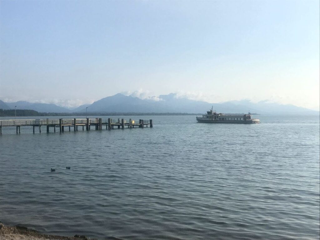 Sehenswürdigkeiten Bayern - der Chiemsee mit den Chiemgauer Alpen