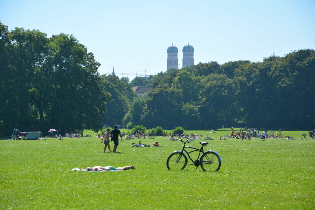 Sehenswürdigkeiten Bayern in München - der Englische Garten mit Blick zur Frauenkirche