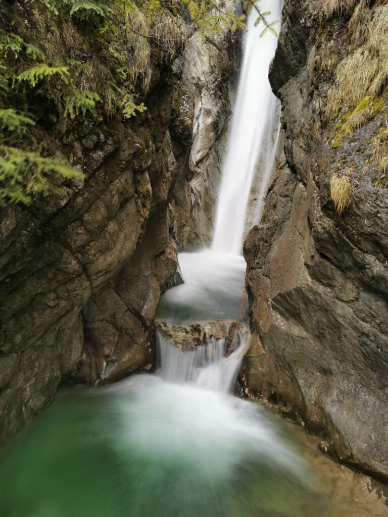 Sehenswürdigkeiten Bayern mit glasklarem Wasser: Die Tatzelwurm Wasserfälle