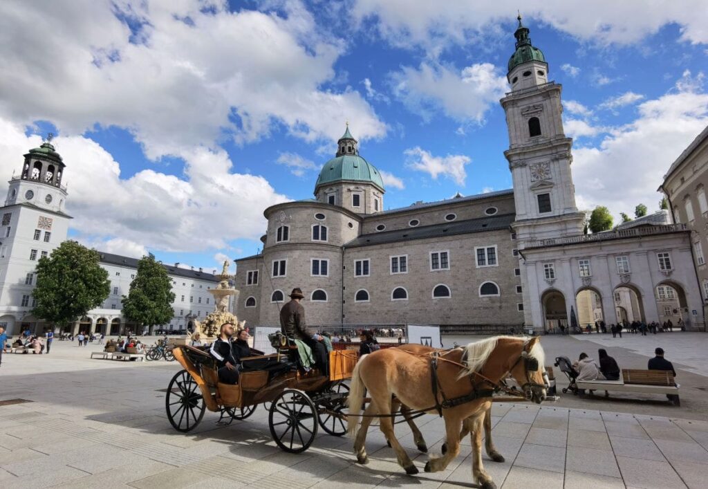 Viele Salzburg Sehenswürdigkeiten findest du rund um den Domplatz - zu Fuß oder auf der Kutsche