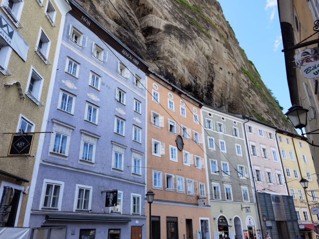 Echte Salzburg Sehenswürdigkeiten - die bunten Häuser in der Altstadt Salzburg