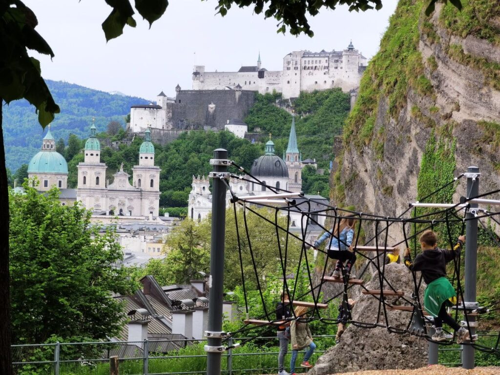 Spielplatz Salzburg mit Blick über die Stadt - der tolle Spielplatz am Mönchsberg
