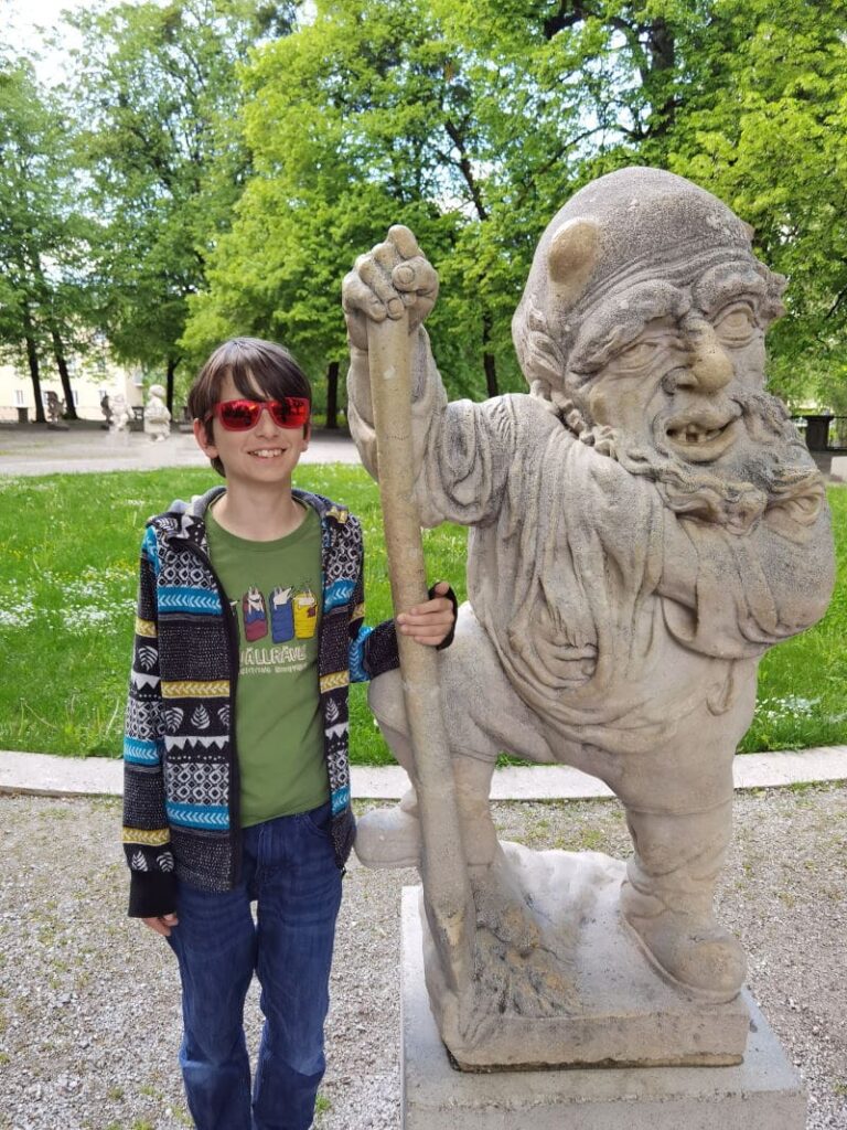 Die großen Zwerge aus Stein findest du im Zwergerlgarten beim Schloss Mirabell