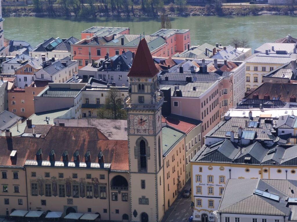 Beeindruckende Passau Sehenswürdigkeiten - der Turm beim Alten Rathaus