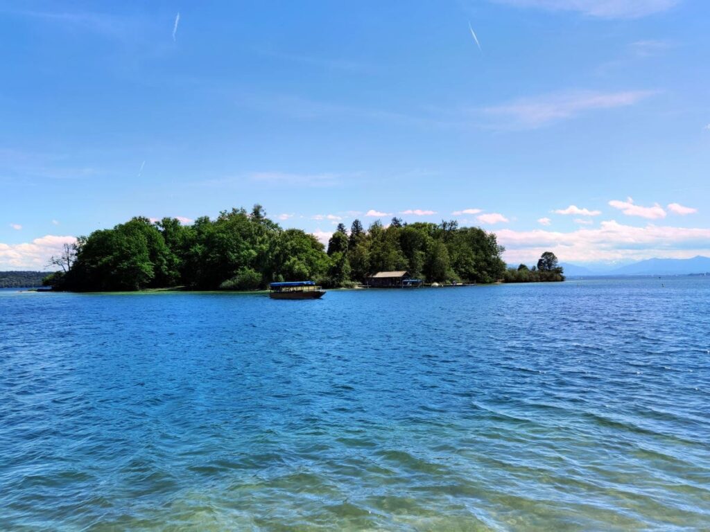 Die Roseninsel ist eine der exklusiven Starnberger See Sehenswürdigkeiten - du kommst nur mit der Zille hin