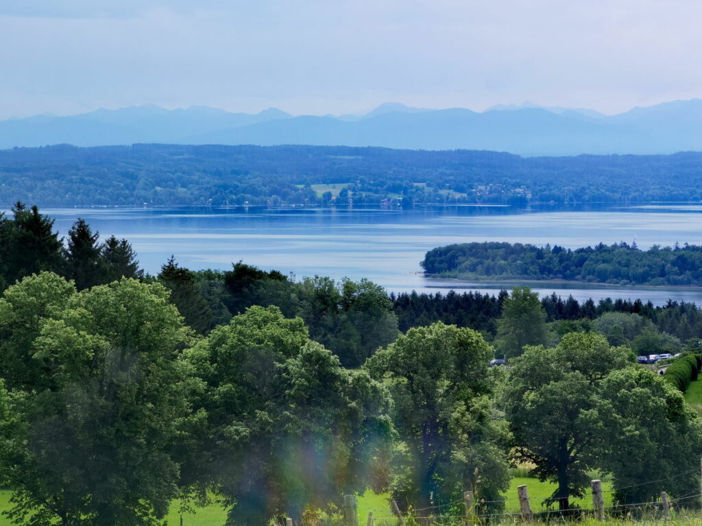 Sehenswürdigkeiten Starnberger See - von der Ilkahöhe hast du diesen Blick auf See & Berge