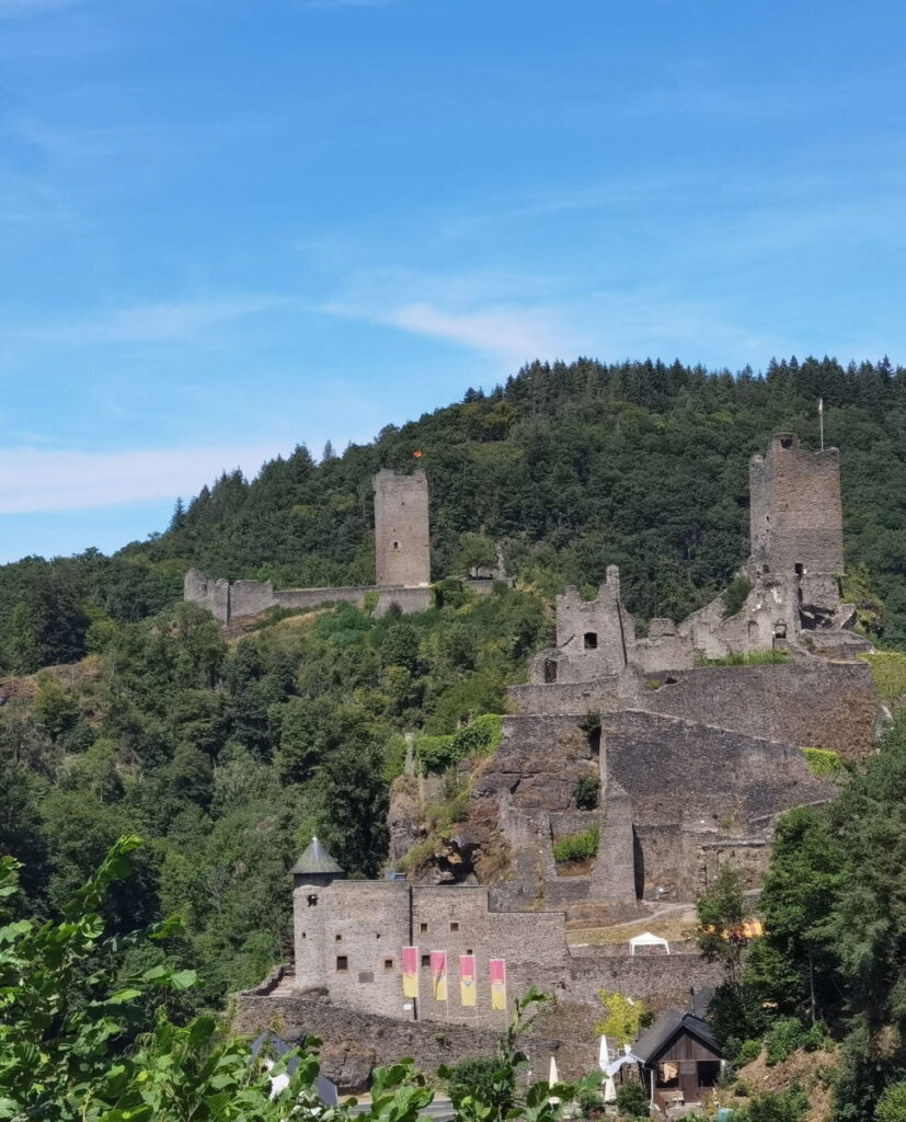 Eifel Sehenswürdigkeiten - die beiden Burgen in Manderscheid