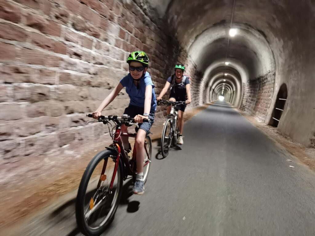 Auf dem Mosel-Maare-Radweg zwischen den Eifel Sehenswürdigkeiten unterwegs