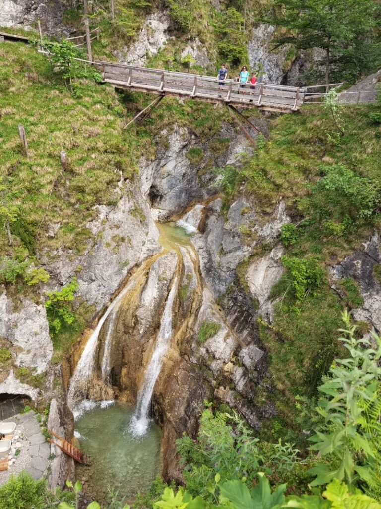 Bayrischzell Sehenswürdigkeiten im Ort: Der große Wasserfall beim Dorfbad Tannermühl