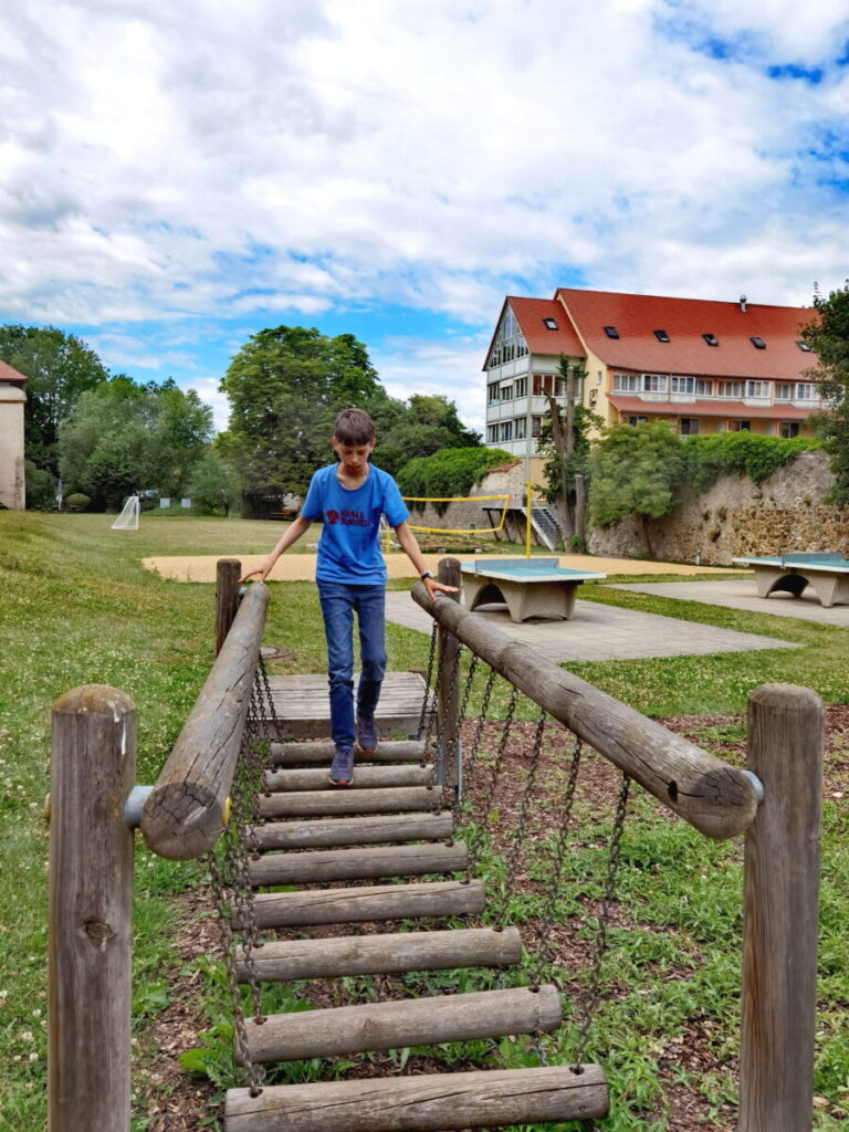 Der hoteleigene Spielplatz zwischen Stadtmauer und dem JUFA Hotel Nördlingen