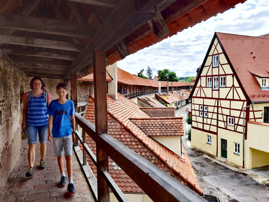 Besonders lohnende Nördlingen Sehenswürdigkeiten - die Altstadt mit dem 2,7 Kilometer Rundgang in der Stadtmauer