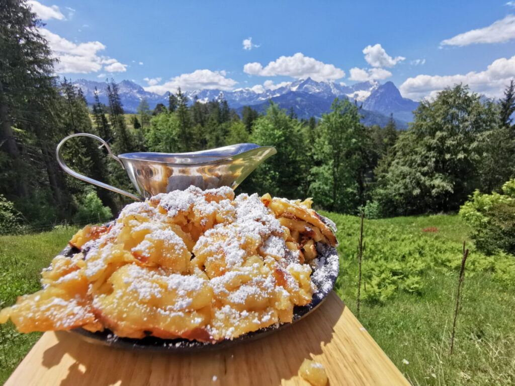 Garmisch-Partenkirchen Sehenswürdigkeiten genießen: Bei einem Kaiserschmarrn auf der Alm