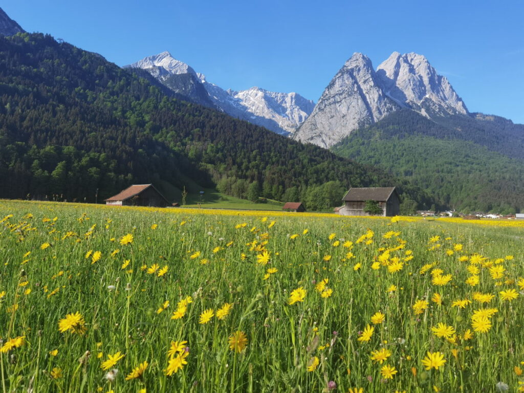 Beliebtestes Sehenswürdigkeiten in Garmisch-Partenkirchen: Die Zugspitze mit den umliegenden Gipfeln