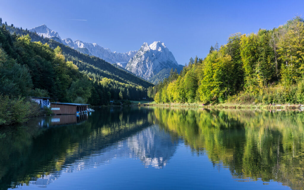 Der Riessersee ist eine der Garmisch-Partenkirchen Sehenswürdigkeiten, Foto: Toni Rosenzweig