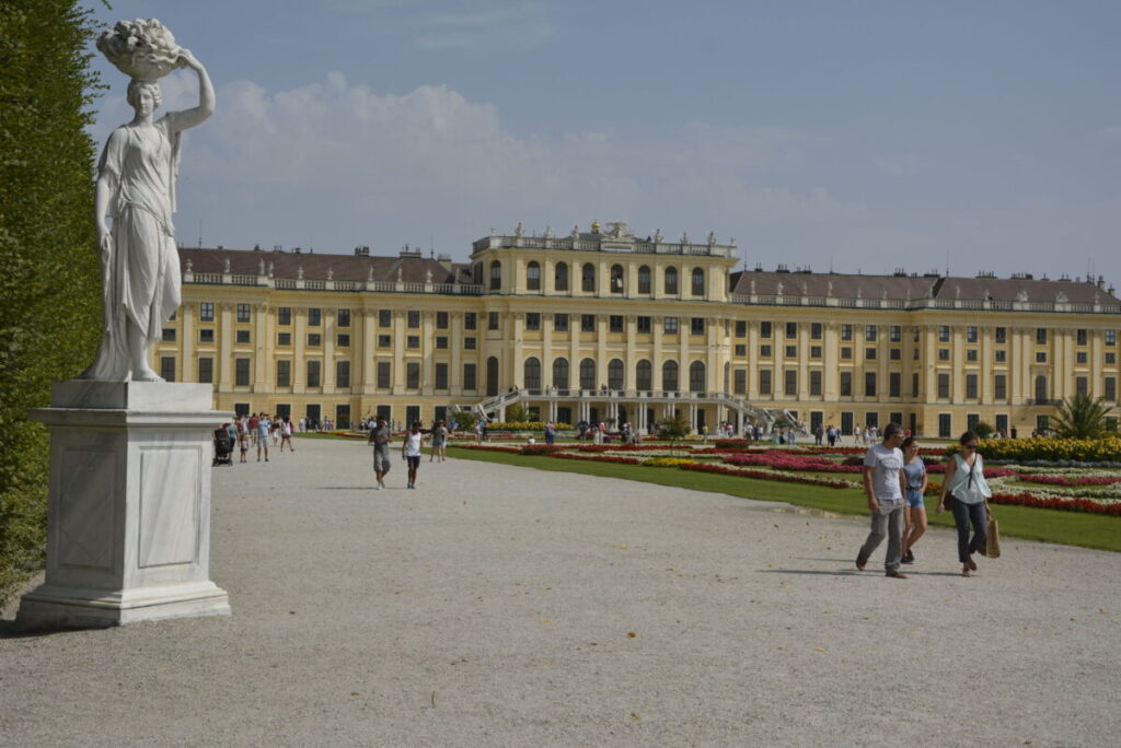 Wien Sehenswürdigkeiten: Das Schloss Schönbrunn mit dem riesigen Park