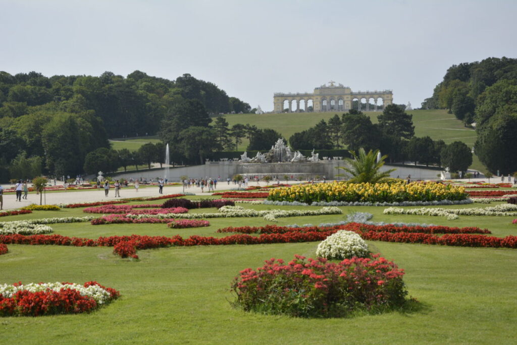 Schlosspark Schönbrunn mit Blick zur Gloriette