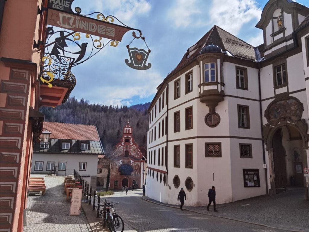 Füssen Sehenswürdigkeiten - die historischen Häuser der Lechhalde beim Benediktinerkloster St. Mang