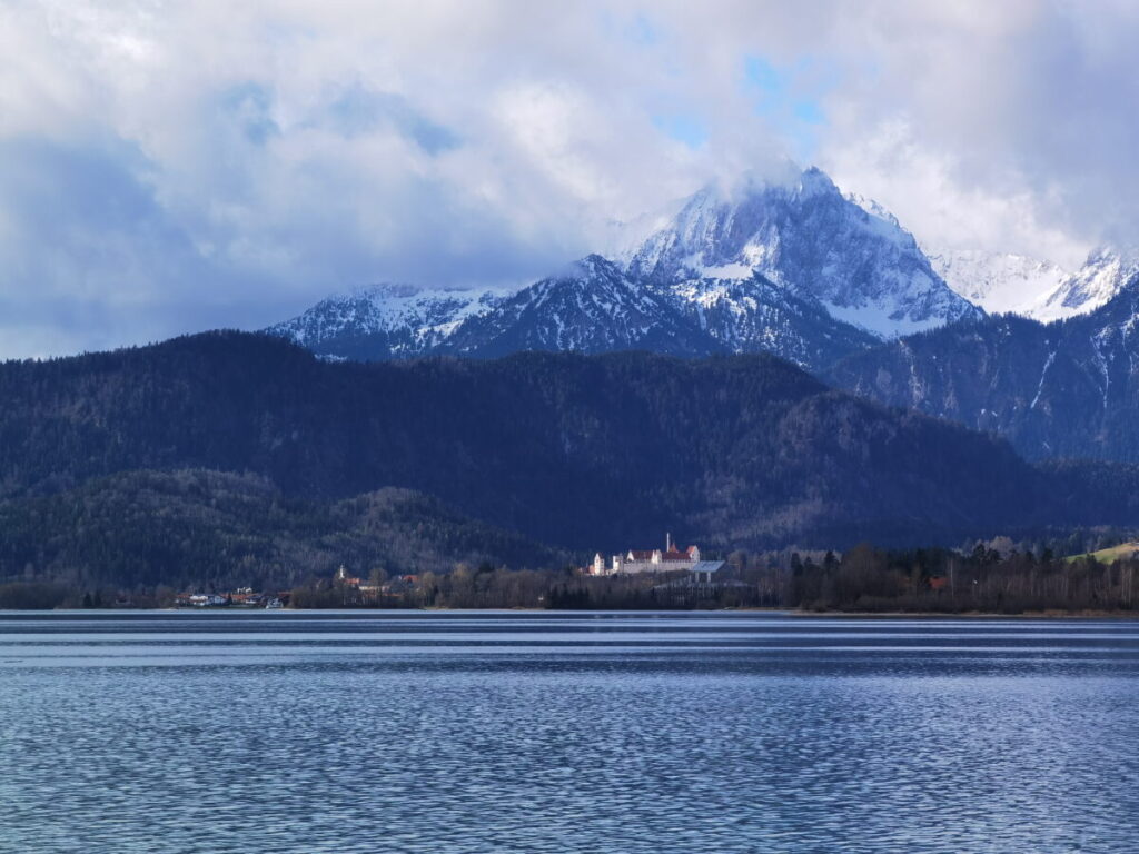 Ausblick vom Forggensee auf das Hohe Schloss in Füssen