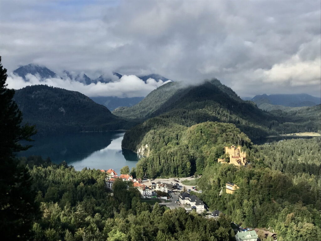 Blick auf das Schloss Hohenschwangau samt Alpsee